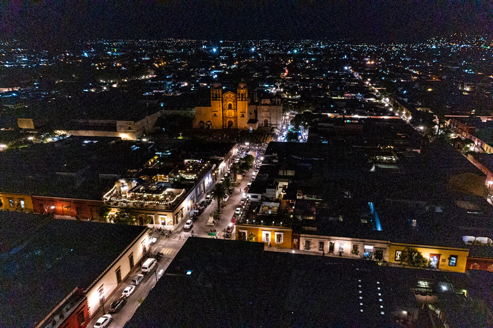 Oaxaca de Juaréz Mexiko Nacht Drohnenaufnahme von oben Drohne