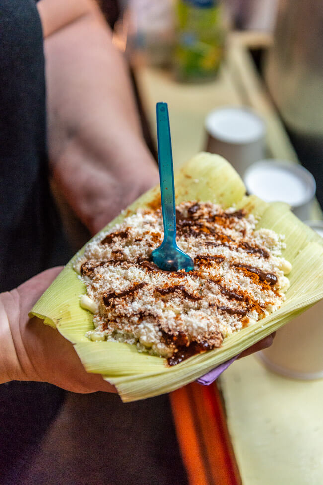 Oaxaca de Juaréz Mexiko Streetfood Esquites Mais mit Mayo Chili Limette und Käse