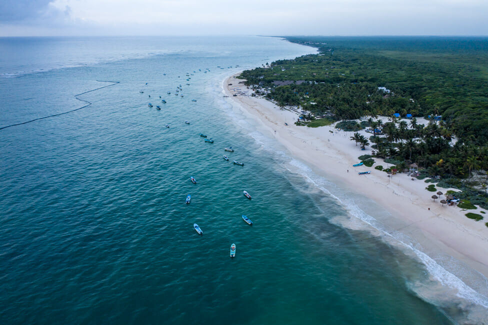 Mexiko Yucatan Tulum Strand Meer türkisblau Boote Bild Drohne Drohnenaufnahme von oben