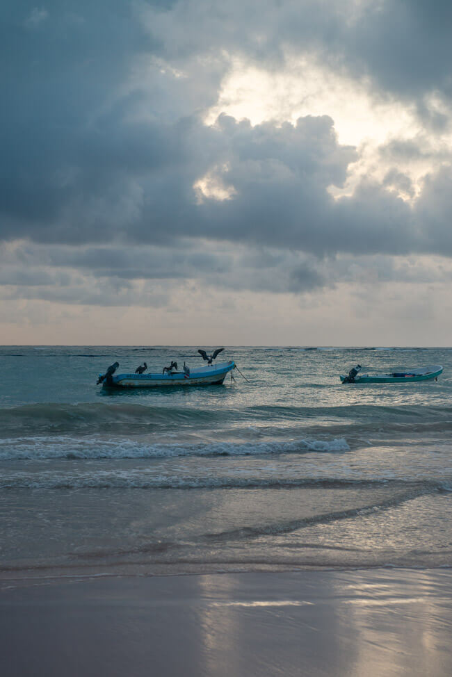 Mexiko Yucatan Tulum Strand Meer Pelikane auf Booten Fischerboote