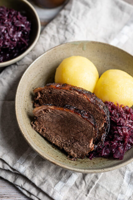 Fränkischer Sauerbraten mit Blaukraut und Kloß - foodundco.de