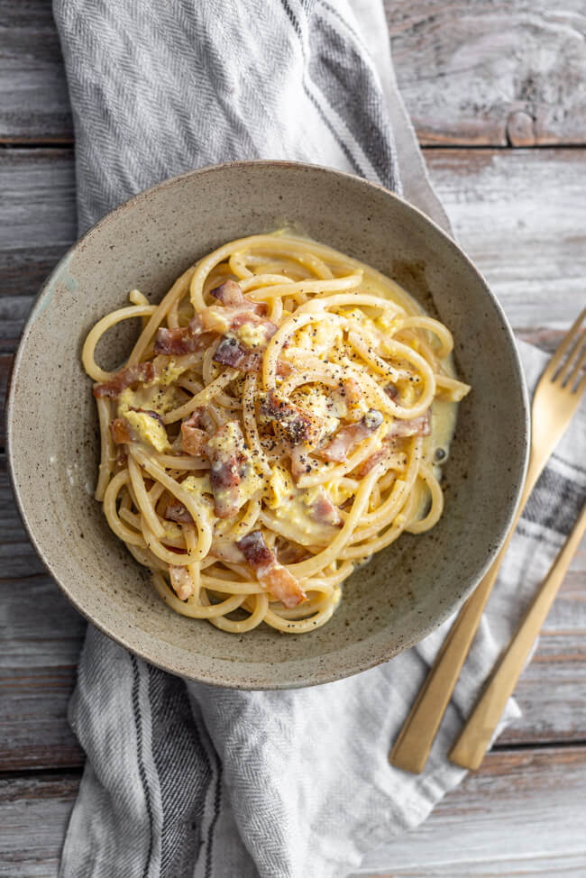 Original italienische Spaghetti Carbonara mit Peccorina Guanciale Ei und schwarzem Pfeffer Italien Originalrezept Hausmannskost Traditionelles Gericht
