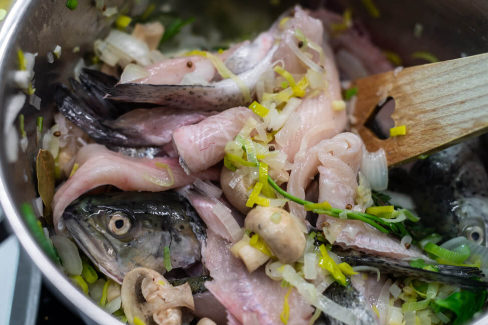 Fisch fond kochen für Bouillabaisse Soupe de Poisson Degenfisch
