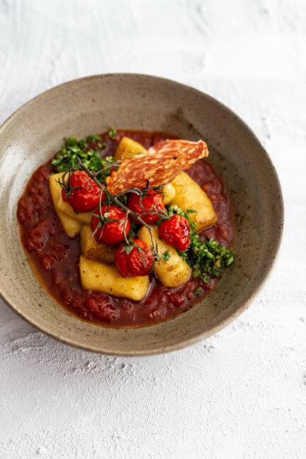 Gnocchi mit Tomaten, Gremolata und Fenchelsalami-Chip | Die