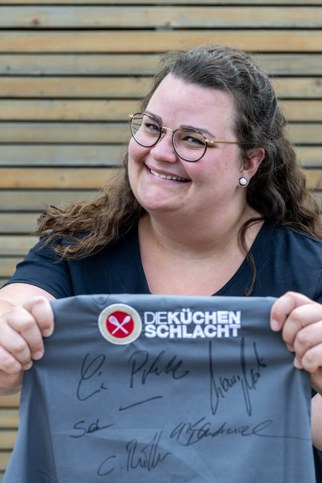 Foodbloggerin Tina Kollmann in grauer Die Küchenschlacht Schürze. #ZDF #kochshow