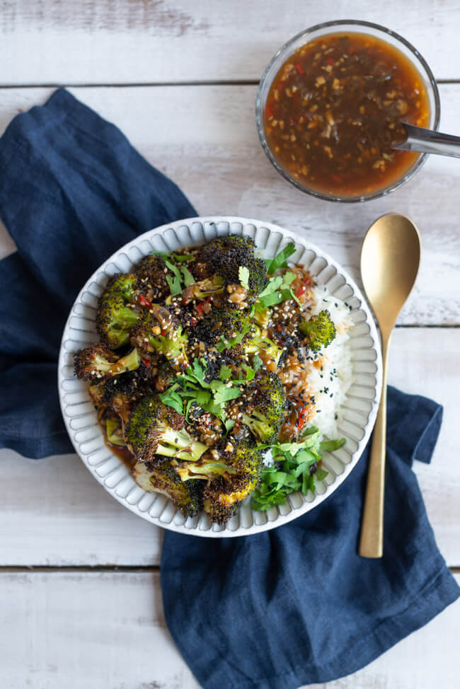 Vegane Brokkoli Bowl mit chinesischer Ingwer-Knoblauch-Sauce und Reis.