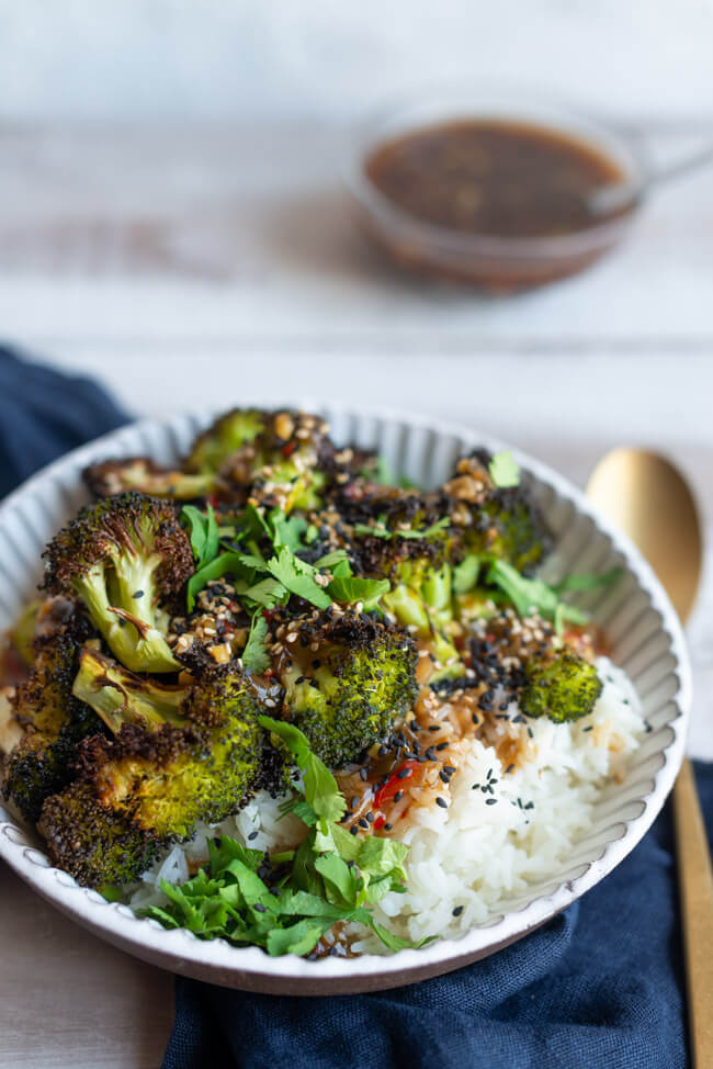 Vegane Brokkoli Bowl mit chinesischer Ingwer-Knoblauch-Sauce und Reis.