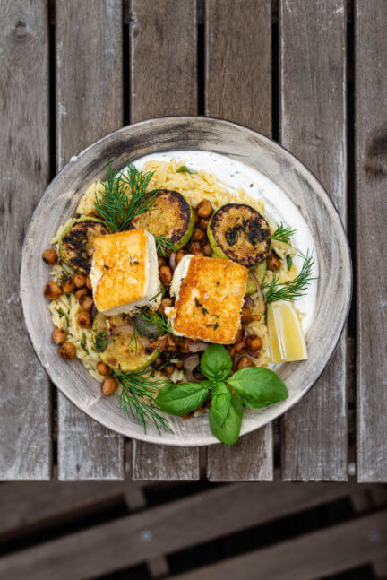 Griechische Orzo mit Zucchini, Kichererbsen und Feta - foodundco.de