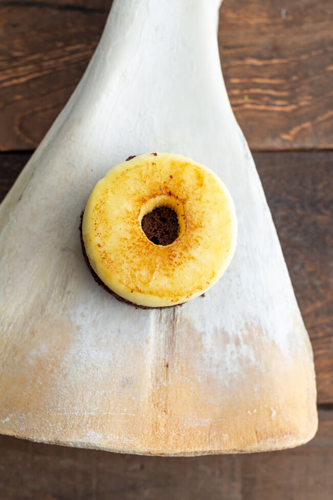 Originalrezept aus Kitchen Impossible: Lebkuchenwurst auf Lebkuchen mit Apfelring.