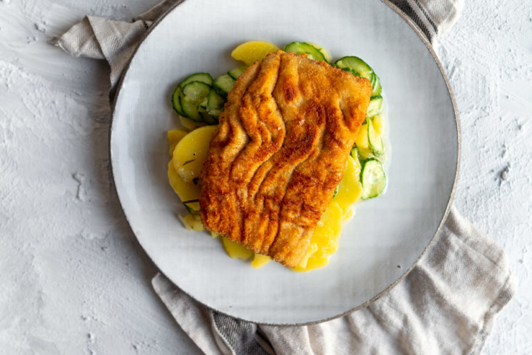 Gebackener Karpfen mit Kartoffel-Gurken-Salat - foodundco.de