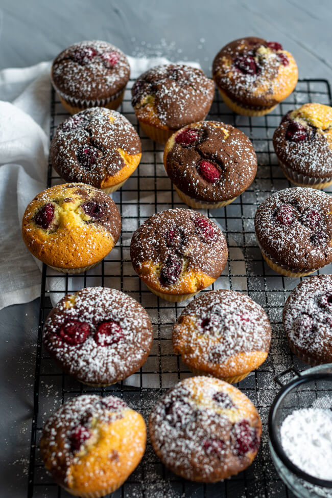 Marmorkuffins: Kleine Marmorkuchen in Muffinsform mit Himbeeren.