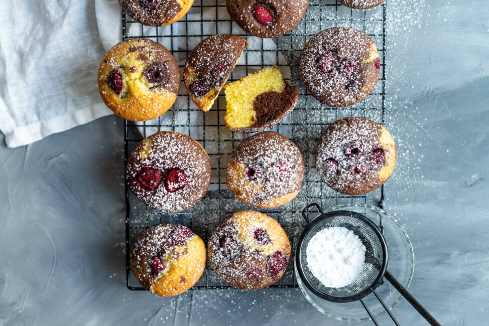 Marmorkuffins: Kleine Marmorkuchen in Muffinsform mit Himbeeren.