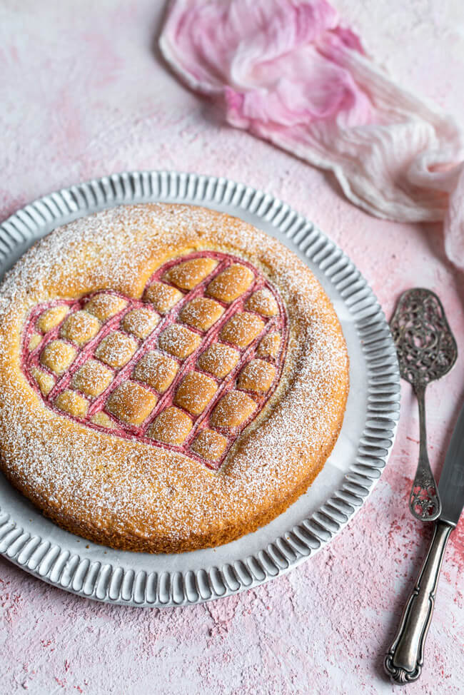 Steppdeckenkuchen für den 14.02.: Herzkuchen zum Valentinstag mit Erdbeerquark auf rosa Untergrund..