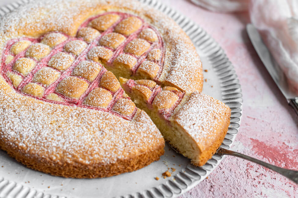 Steppdeckenkuchen für den 14.02.: Herzkuchen zum Valentinstag mit Erdbeerquark auf rosa Untergrund..
