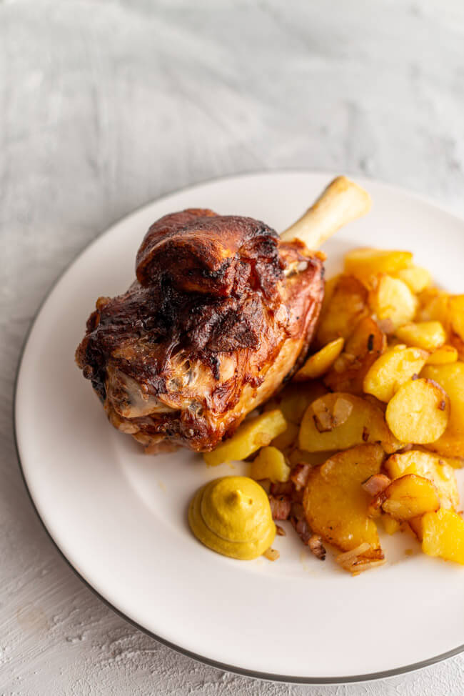Kitchen Impossible im Ham-Ham bei Josef: Gegrillte Schweinhaxe mit Bratkartoffeln und Senf.