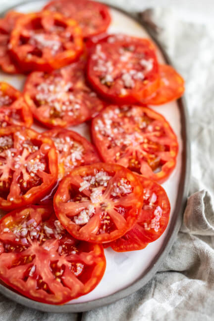 Einfacher Tomatensalat - foodundco.de