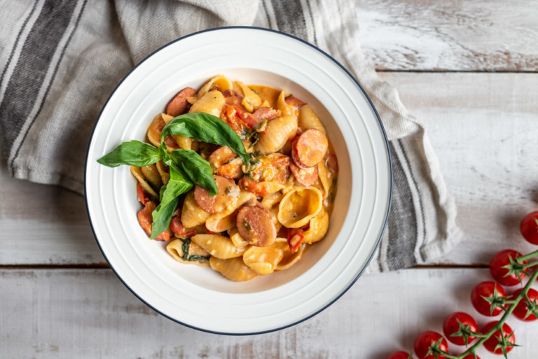 One-Pot-Pasta mit Tomaten, Feta und Kabanos - foodundco.de