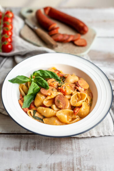 One-Pot-Pasta mit Tomaten, Feta und Kabanos - foodundco.de