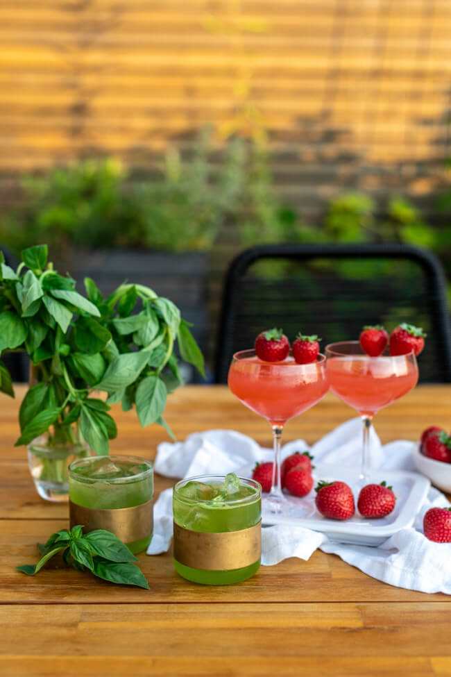 Alkoholfreie Cocktails: Erdbeer-Kokos-Traum und Happy Basil Smash mit BRITA gefiltertem Leitungswasser.
