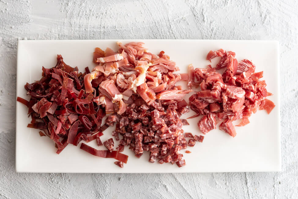Von links nach rechts: Bündnerfleisch, Speck, Salsiz und Coppa - Schinken und Wurst für Plain in Pigna - Rösti aus dem Engadin - aus Kitchen Impossible.