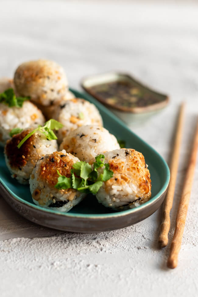 Onigiri | Japanische Reisbällchen mit Erdnüssen - foodundco.de