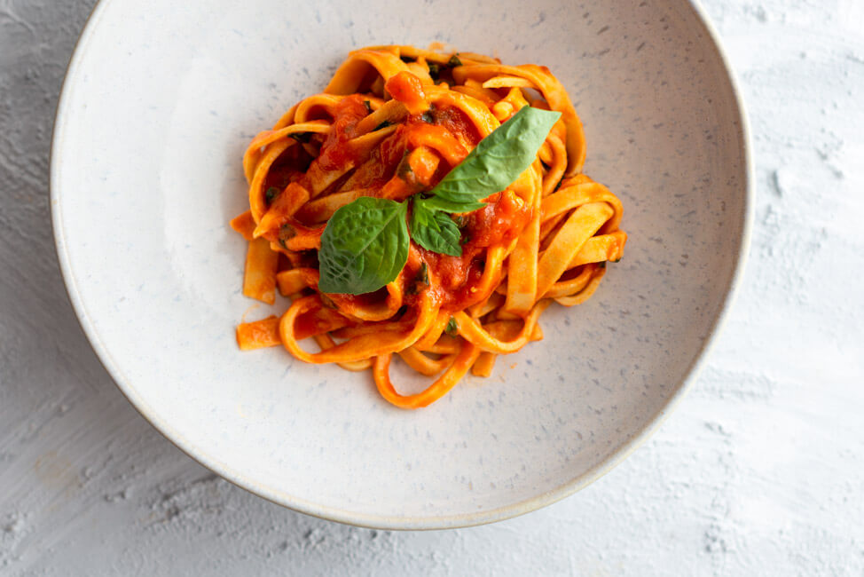 Rezept von Mario Lohninger aus Kitchen Impossible: Chitarra mit Tomatensauce - glutenfreie Pasta mit fruchtiger Tomatensauce.
