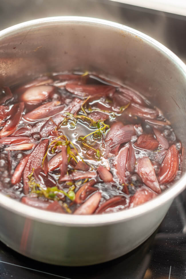 Rezept von Thomas Martin aus Kitchen Impossible: Rotweinreduktion wird im Topf gekocht.