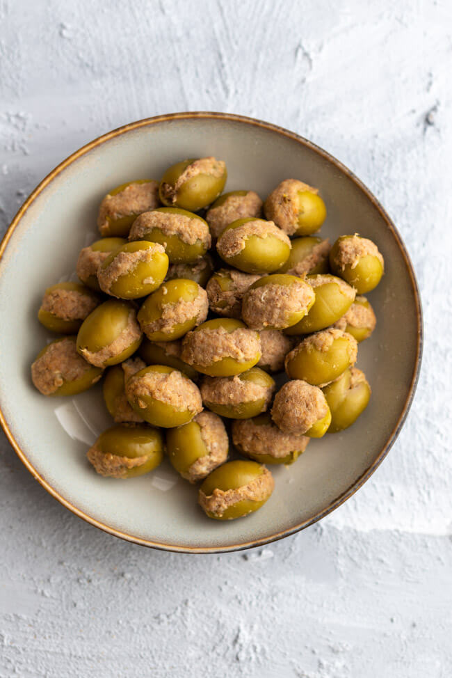 Grüne Oliven gefüllt mit Hackfleischfüllung für Olive Ascolane del Picena aus Kitchen Impossible.
