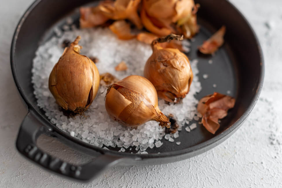 Rezept von Thomas Martin aus Kitchen Impossible: Zwiebeln im Ofen auf Salz gegart.