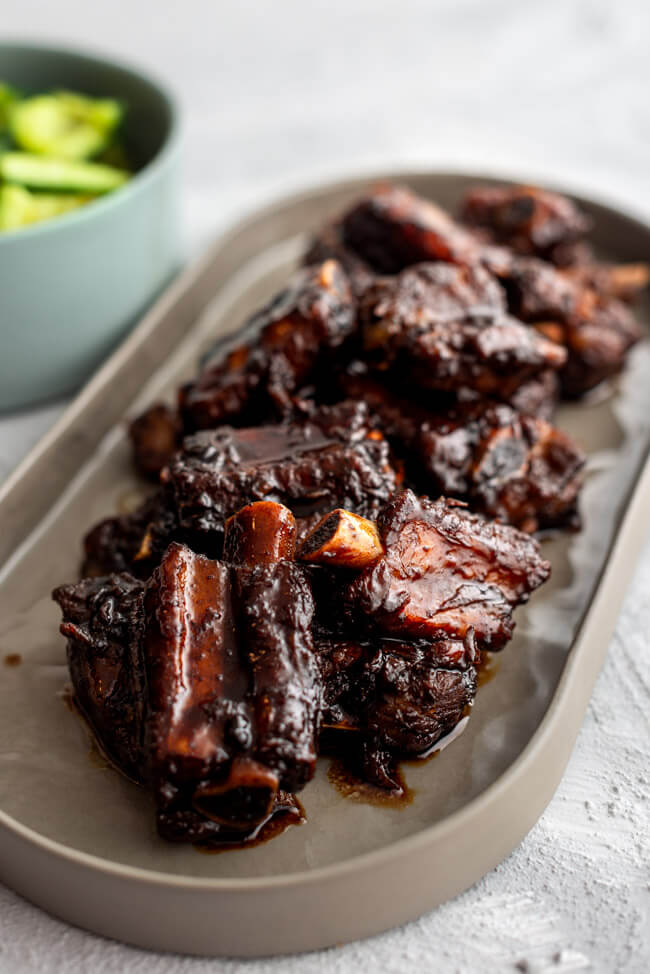 Sichuan Style Spare Ribs mit chinese smashed cucumber salad
