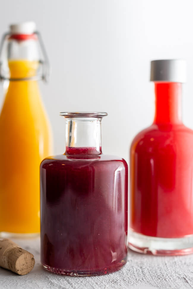 Selbstgemachte Fruchtessige in Glasflaschen.