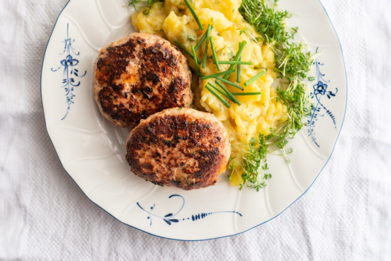 Fleischpflanzerl mit Kartoffelsalat aus Kitchen Impossible - foodundco.de