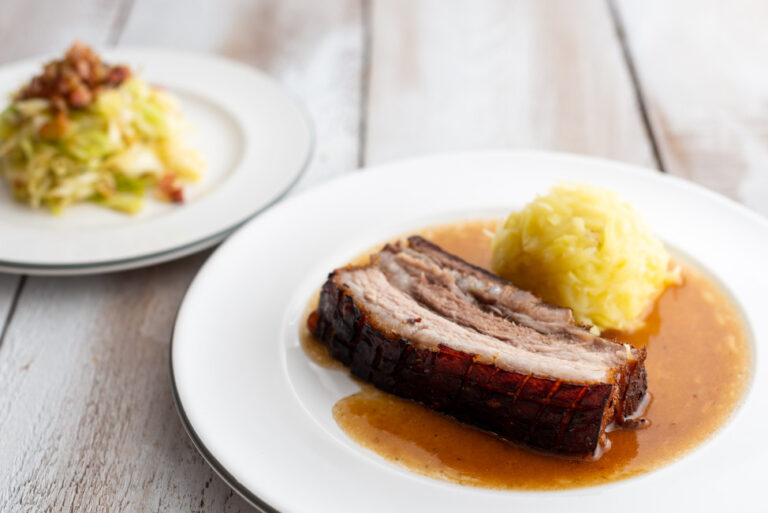 Krustenbraten mit Kartoffelknödel und Krautsalat aus Kitchen Impossible ...