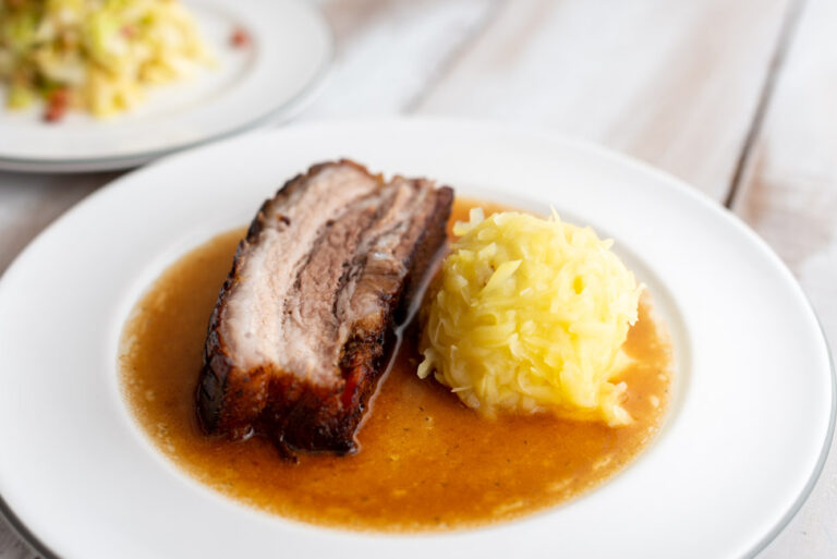 Krustenbraten mit Kartoffelknödel und Krautsalat aus Kitchen Impossible ...