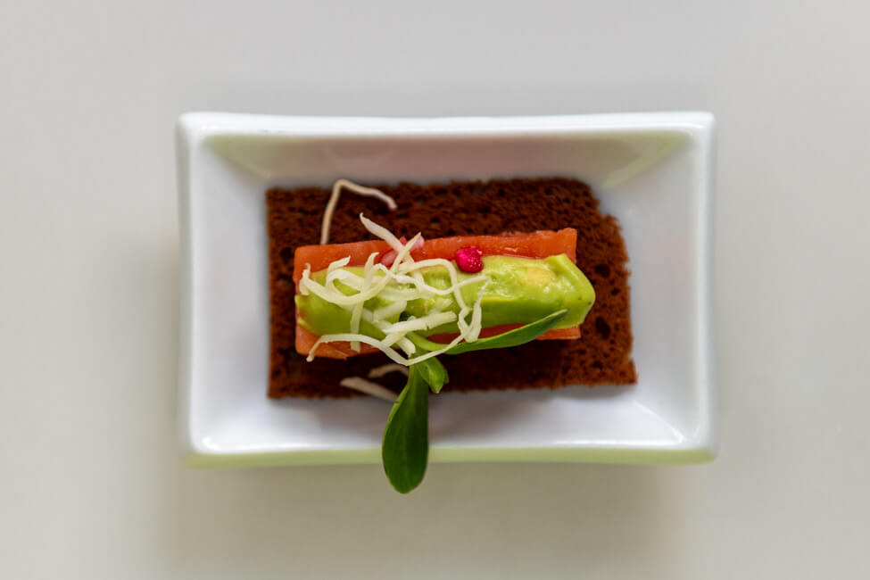 Hausgebeizter Lachs auf Honigbrot mit Meerrettich