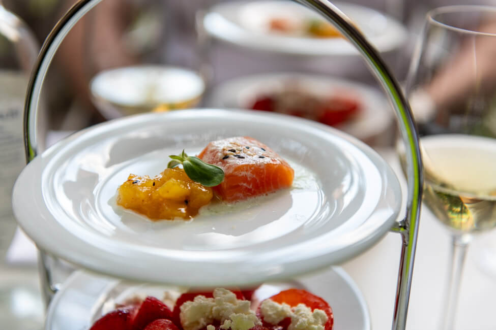 Bachsaibling mit Ananas und Gurke, Tomaten und Erbeeren mit Schafkäse und Oktopuscarpaccio mit Fenchelsalat auf Etagere