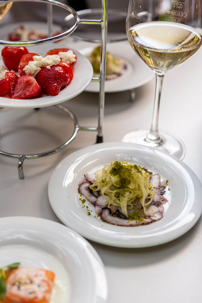 Bachsaibling mit Ananas und Gurke, Tomaten und Erbeeren mit Schafkäse und Oktopuscarpaccio mit Fenchelsalat auf Etagere