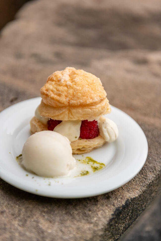 Mille feuille mit Himbeeren, Vanillecreme und Zitroneneis