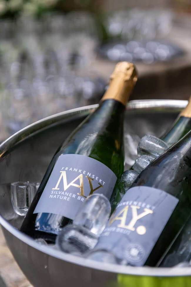 Frankensekt Silvaner Brut Natur 2018 des Weingut MAY in Sektschale mit Eis