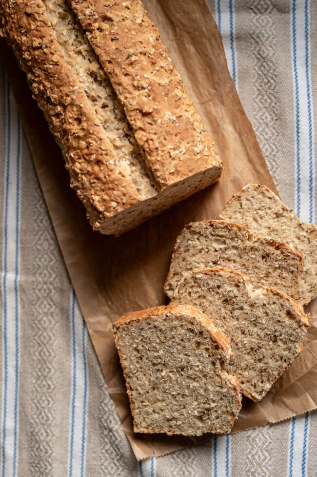 Isländisches Kümmelbrot aufgeschnitten auf Backpapier und gemustertem Tuch