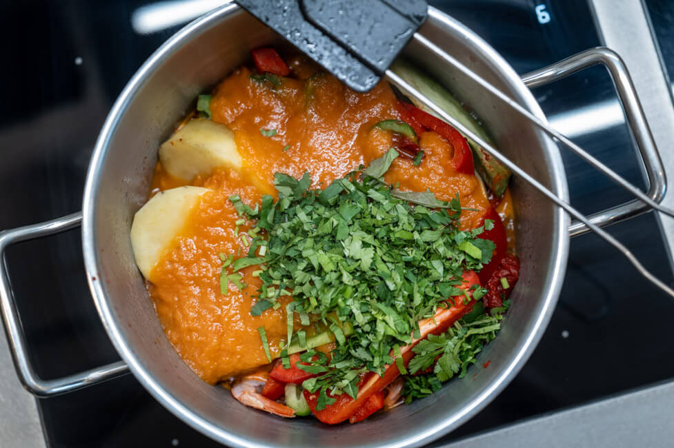 Alle Zutaten inkl. Tomatenpaste im Topf