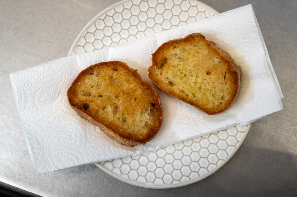 Fertig gebratne Weißbrotscheiben auf Küchenkrepp