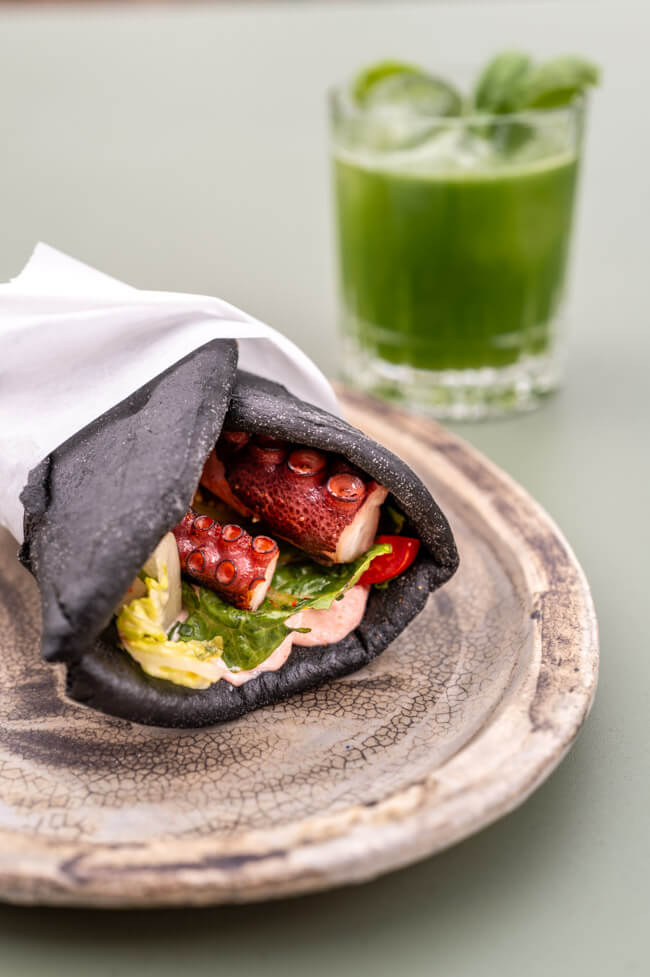 Sepia-Pita mit Creme Tarama und gegrilltem Oktopus und einem Glas Gin Basil Smash