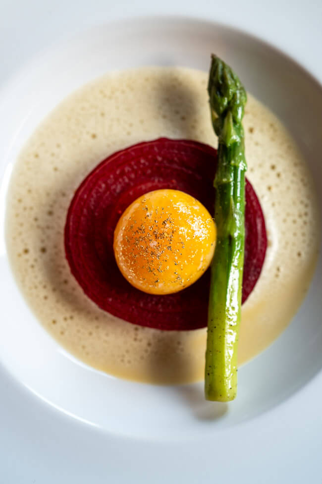 Ein Teller Tucupi Hollandaise mit cremigem Eigelb