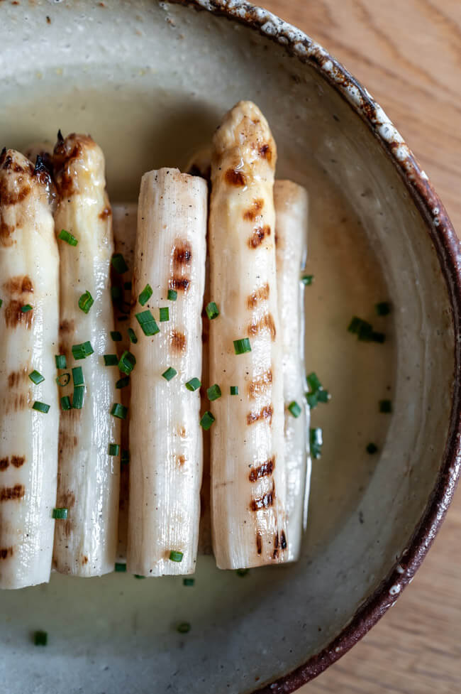 Spargelsalat aus gegrilltem Spargel mit frischen Schnittlauchröllchen angerichtet auf Keramikteller von Markus Böhm Müritzkeramik